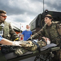 Notfallsanitäter bei der Versorgung eines Verwundeten