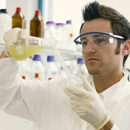 Ein pharmazeutisch-technischer Assistent arbeitet im Labor
