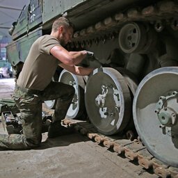 EIn Soldat arbeitet an der Panzerkette