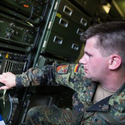 Soldat arbeitet an einem technischen Gerät