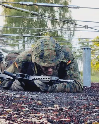 Soldat bei einer Übung durch die Drahtgasse